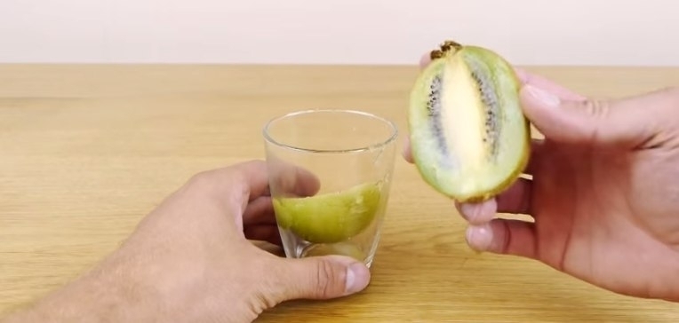 Как при помощи стакана почистить киви, авокадо или манго