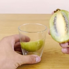 Как при помощи стакана почистить киви, авокадо или манго?