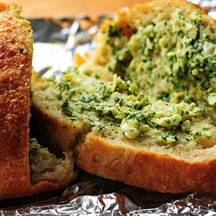 Пикантный хлеб с чесноком, зеленью и артишоками