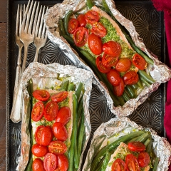 Лосось, запеченный в фольге с итальянскими овощами и соусом песто