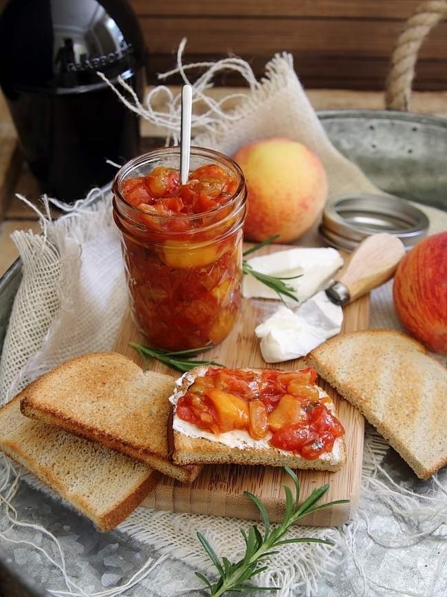 Рецепт чатни из помидоров, персиков и розмарина