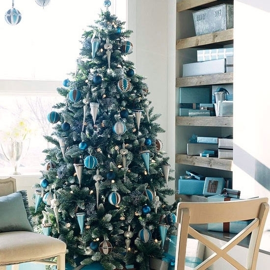 Серебристо-синяя новогодняя елка