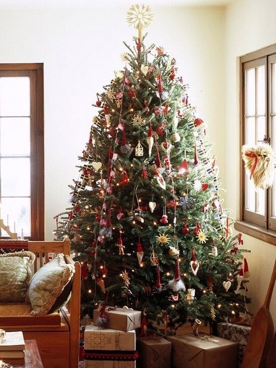 Новогодняя елка в стиле Санта-Клауса