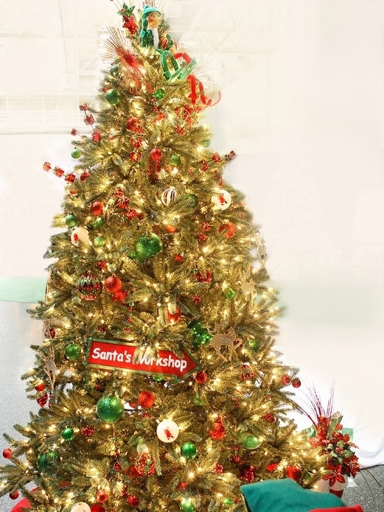 Новогодняя елка с украшениями из мастерской Санта-Клауса