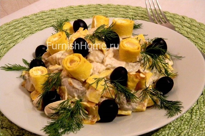 Салат с яичными блинчиками и курицей