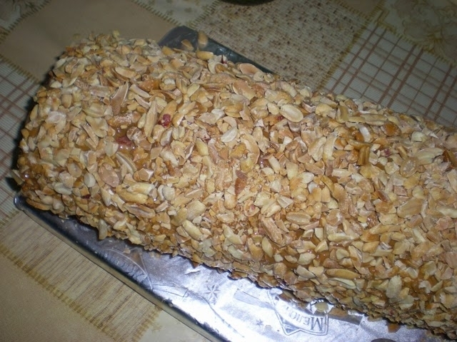 Рулет медовый с арахисом
