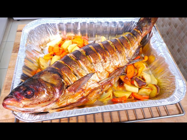 Рыба Толстолобик, запечённая в духовке с овощами. Быстрый рецепт и очень вкусное блюдо.